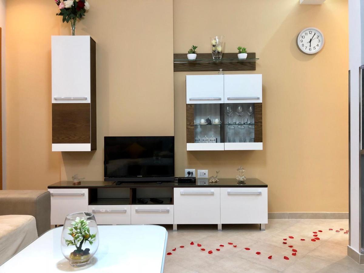 Queen Isabella Premium Hotell Vlorë Exteriör bild
