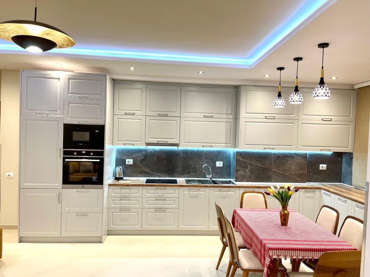 Queen Isabella Premium Hotell Vlorë Exteriör bild